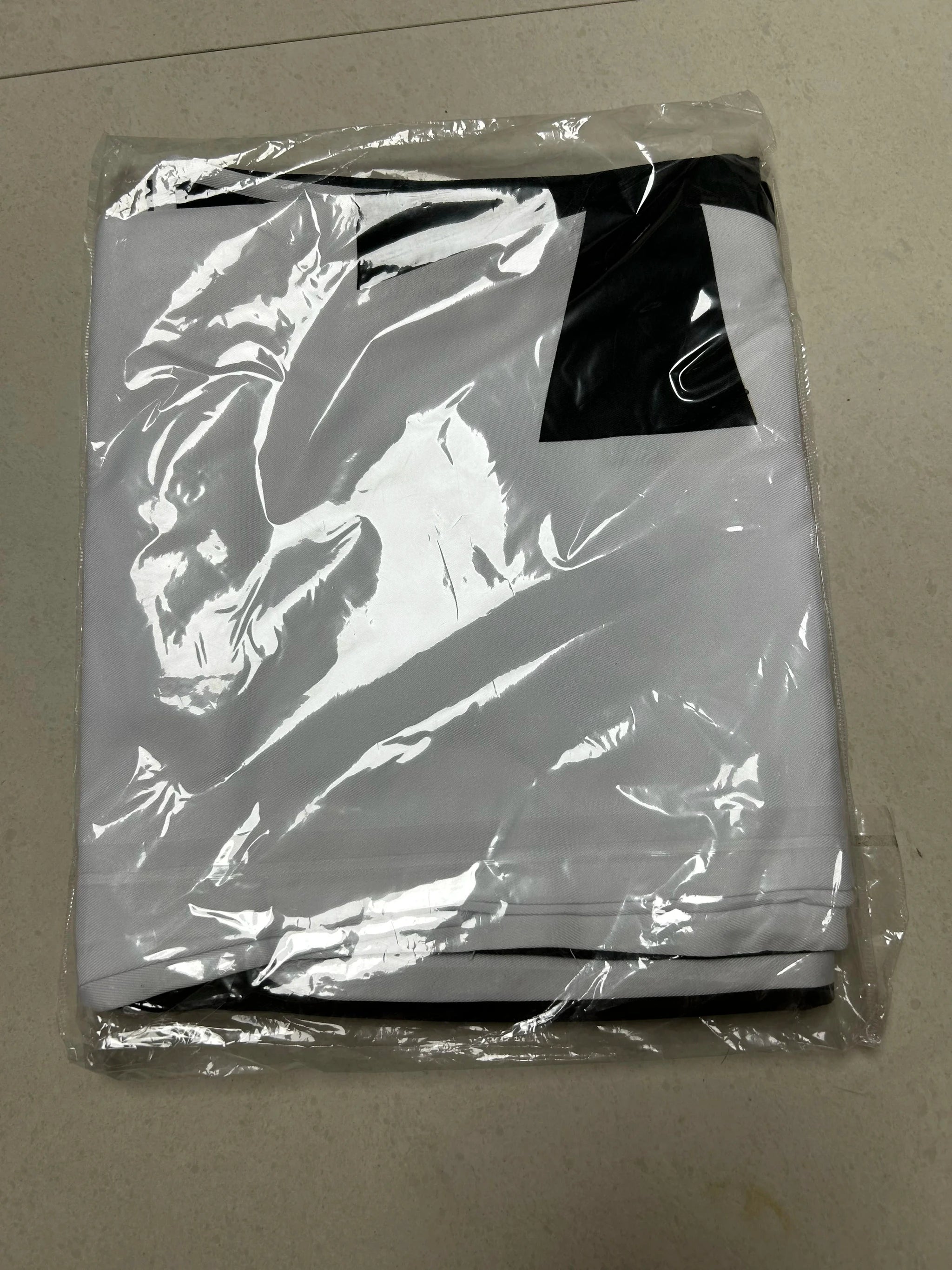 Costume cape médiévale à capuche – Noir et rouge