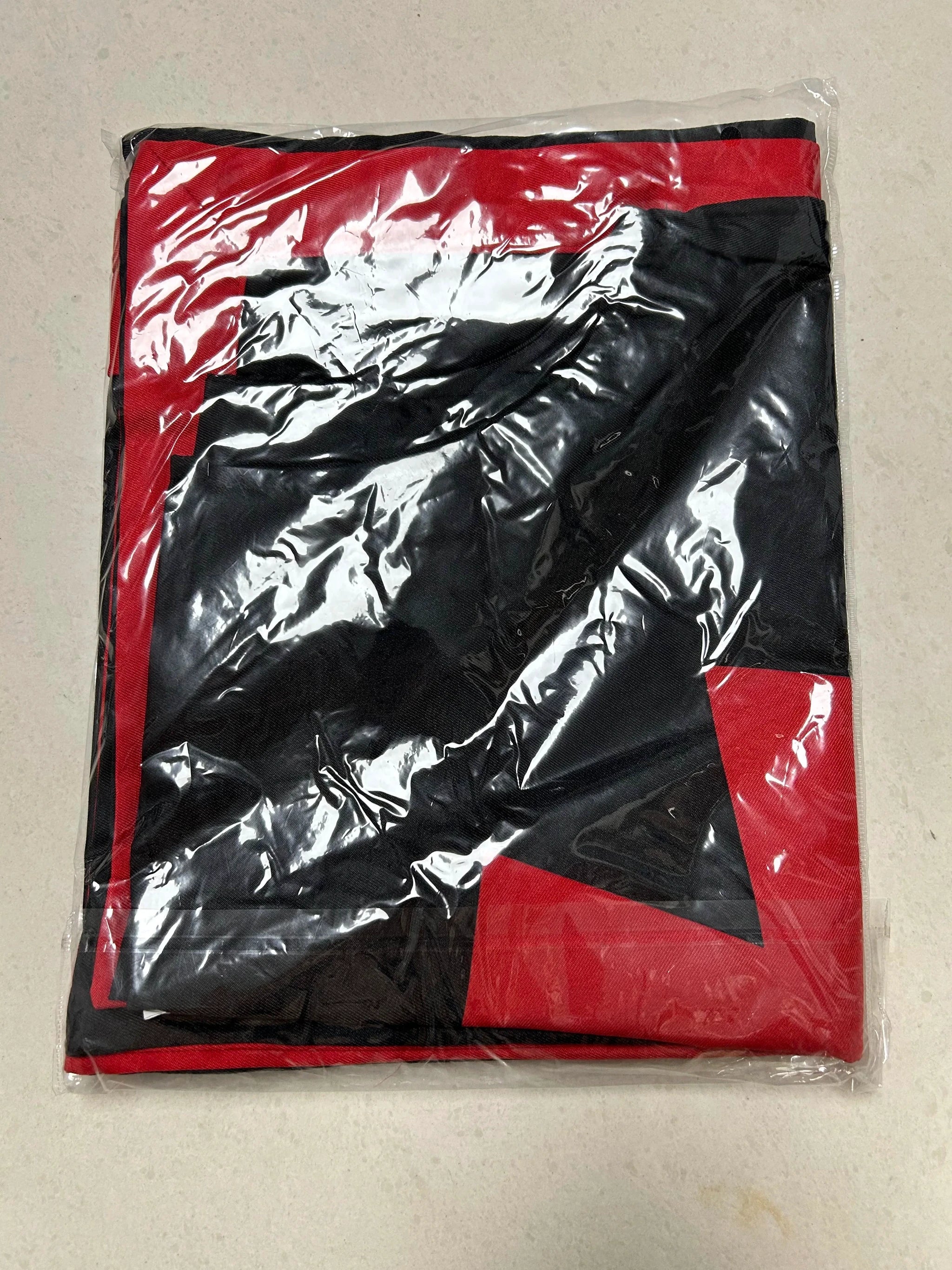 Costume cape médiévale à capuche – Noir et rouge