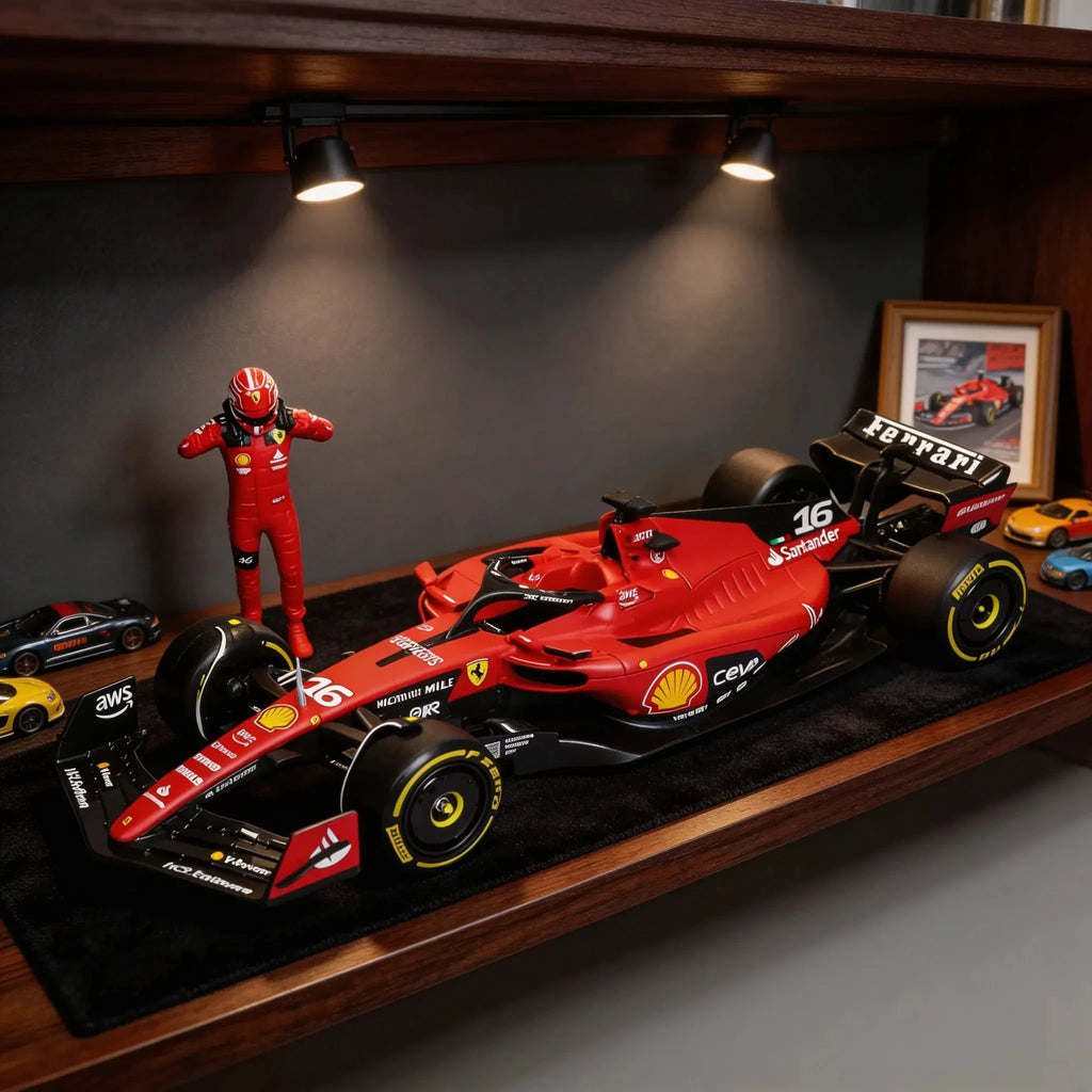Un modèle réduit détaillé de la voiture de Formule 1 Ferrari rouge numéro 16 est exposé sur une étagère en velours noir, sous un éclairage spot. Une figurine de pilote rouge se tient à côté, et d'autres miniatures sont visibles en arrière-plan.